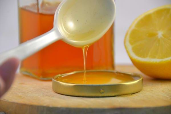 Un mélange de miel, de citron et d'eau pour se débarrasser des poils au menton