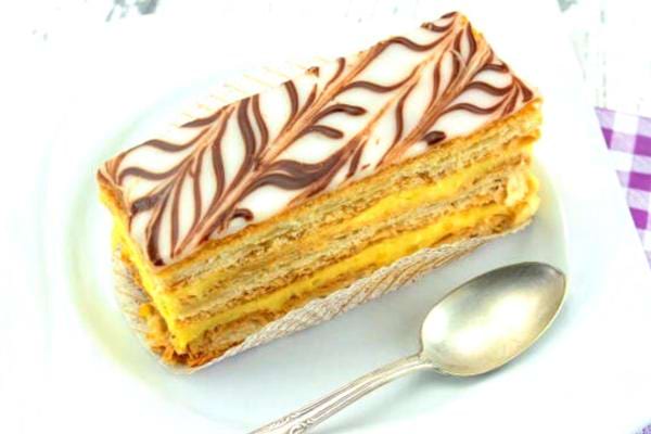 Un mille-feuille posé sur une petite assiette