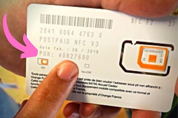 Code Puk indiqué sur une carte sim en plastique