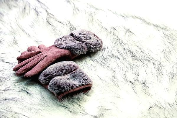 Une paire de gants violettes en fourrure 