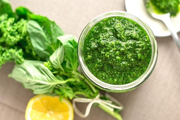Du pesto dans un petit bocal en verre