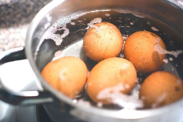 Plusieurs oeufs dans de l'eau dans une casserole