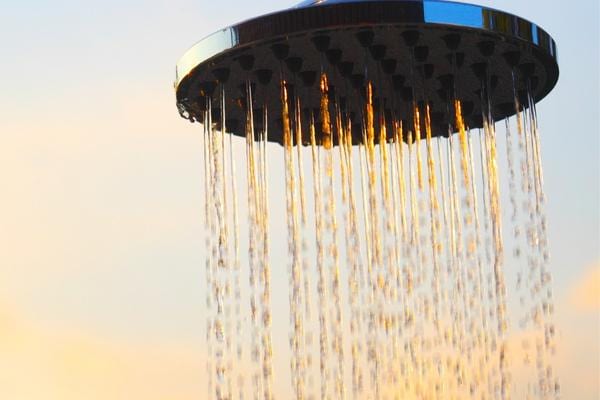 une douche qui coule au levée du soleil 