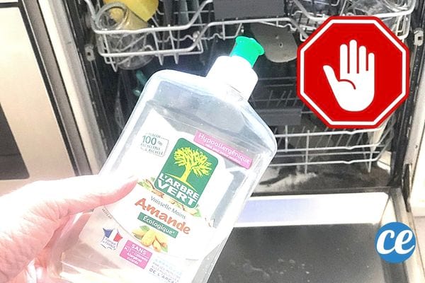 Une bouteille de produit vaisselle devant un lave-vaisselle