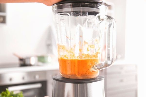 La purée d'orange faite au mixeur est un excellen remèce pour épaissir les cheveux naturellement.