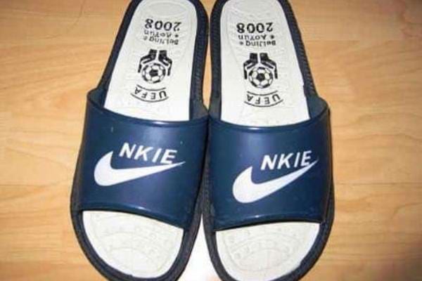 Paire de sandale nike bleue en contrefaçon