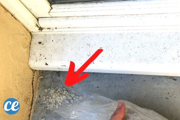 Du gros sel déposé le long des fenêtres pour absorber l'humidité