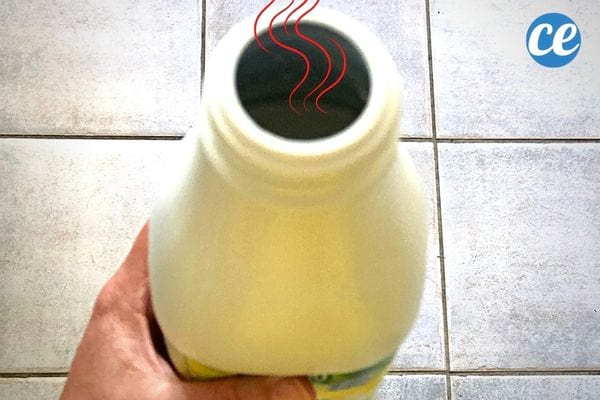 Une bouteille de lait ouverte avec une mauvaise odeur qui se dégage