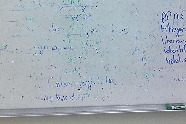 Des traces bleues sur un tableau blanc à nettoyer
