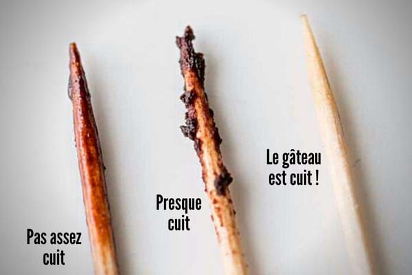 3 cure-dents dont avec du gâteau dessus et un autre sans car il est cuit