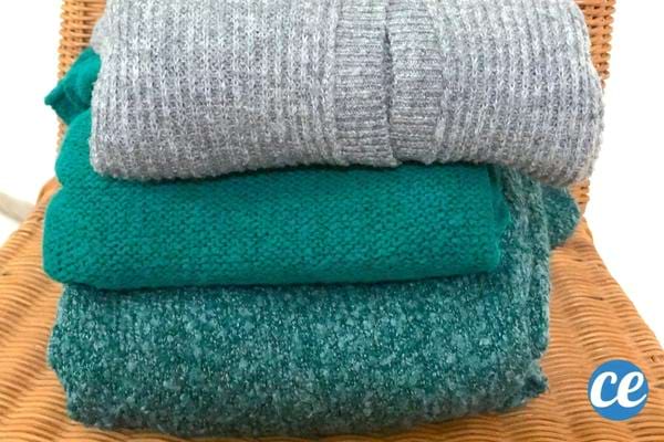 Trois pulls en laines de couleurs bleu et gris 