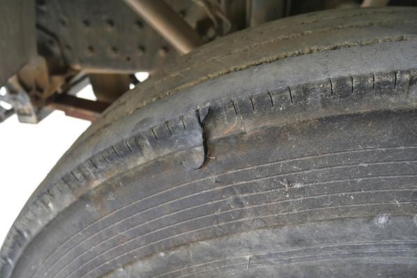 Le flanc d'un pneu abimé qu'il faut changer