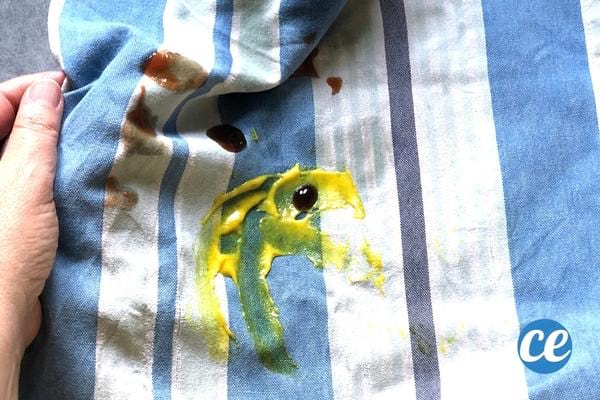 Un linge bleu et blanc sale avec de la sauce jaune