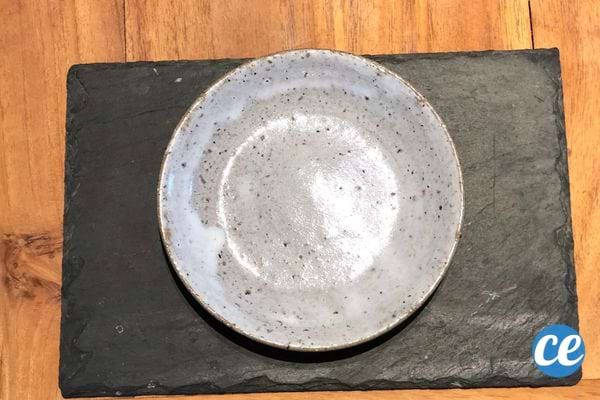 Une assiette mise sur un dessous de plat