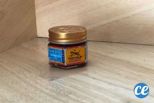 Un baume du tigre devant un mur en bois