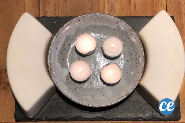 Deux briques blanches posées sur les extrémités de l'assiette