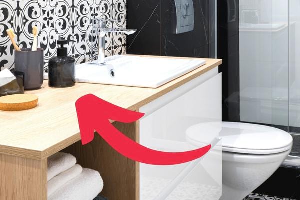 Une salle de bain avec des toilettes qui envoie des bactérie sur la brosse à dent