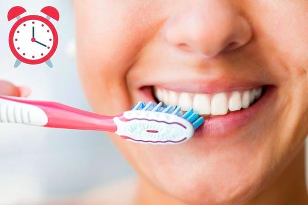 Une femme qui se brosse les dents trop souvent tous les jours