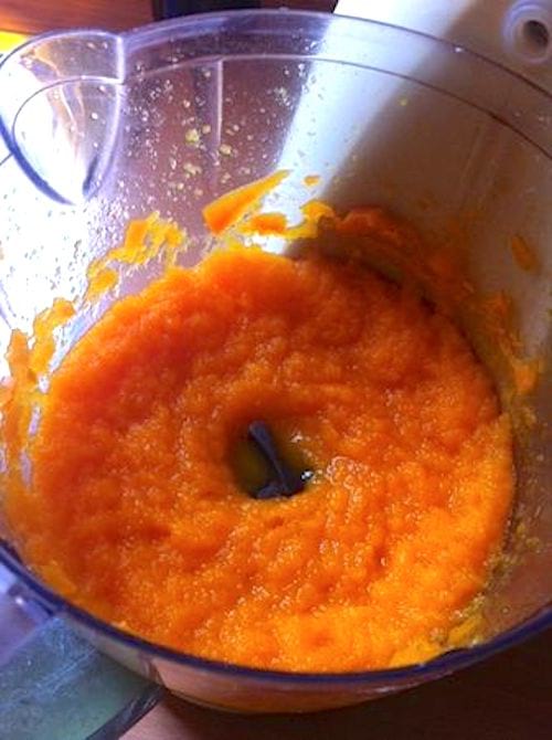 Des carottes qui sont dans un mixeur pour faire de la purée