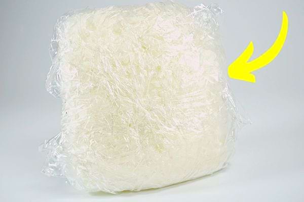 Un carré de riz cellophane pour être congelé