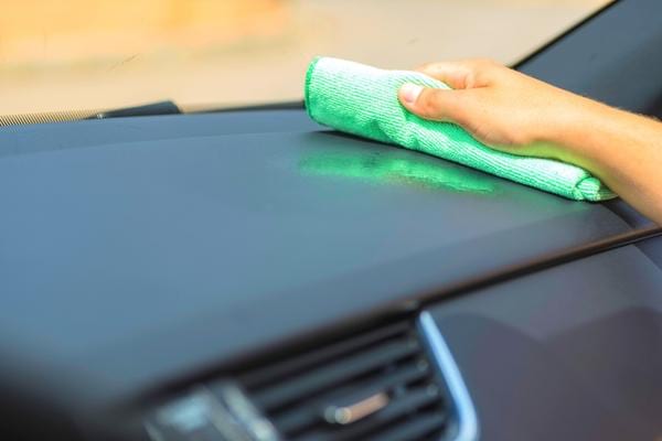 Comment nettoyer le plastique à l'intérieur d'une voiture ? Distinctive Auto