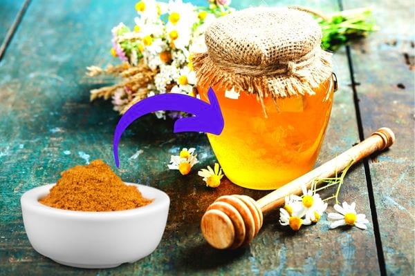 Du miel avec du curcuma pour faciliter la digestion