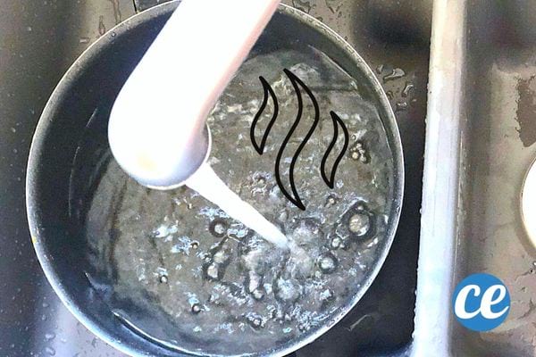 Ein mit heißem Wasser gefüllter Topf