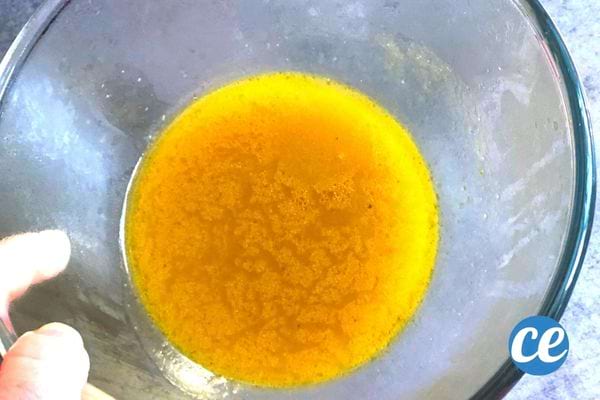 de l'eau de cuisson de carottes dans un bol transparent