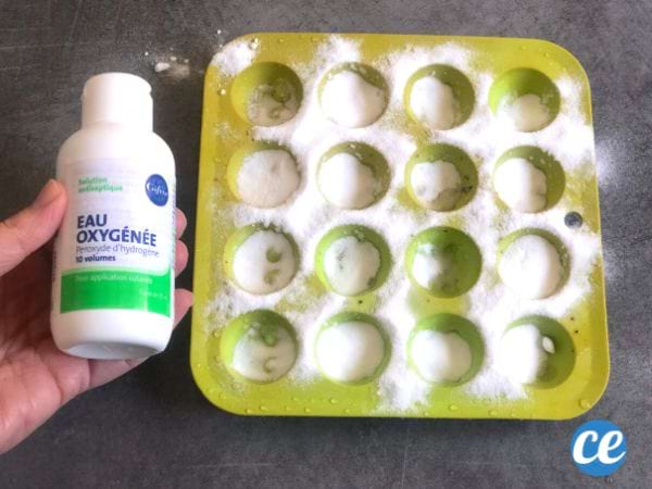 De l'eau oxygénée dans un moule vert 