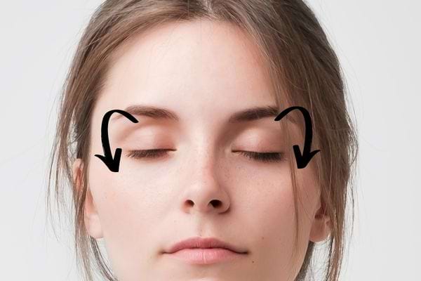 Une femme qui cligne des yeux