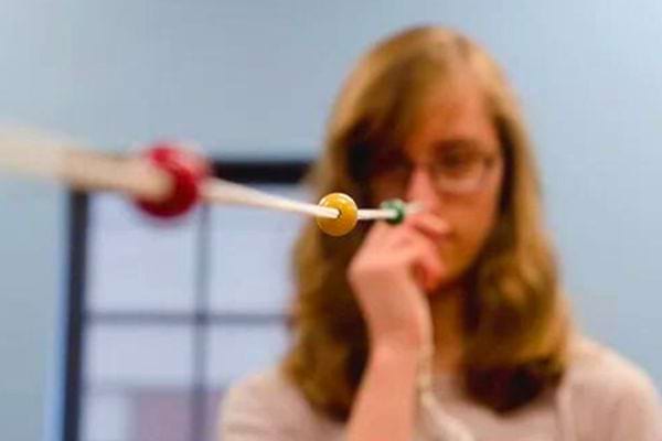 Une femme avec une corde devant elle