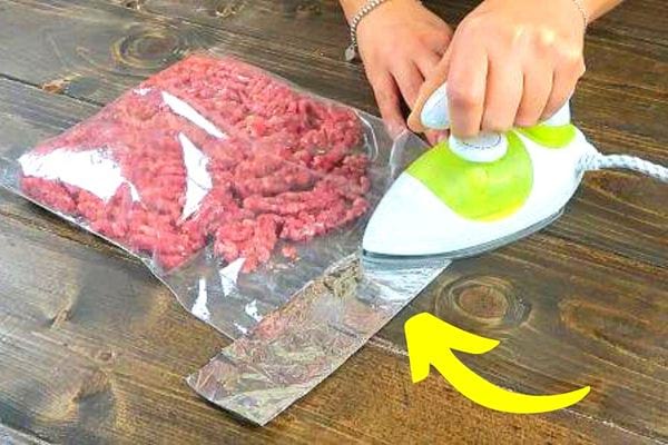 Un fer à repasser sur un sachet plastique pour le fermer