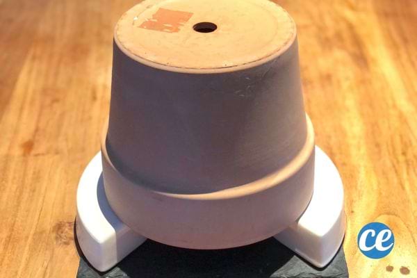 Un chauffage fait maison avec des pots de fleurs sur des bougies