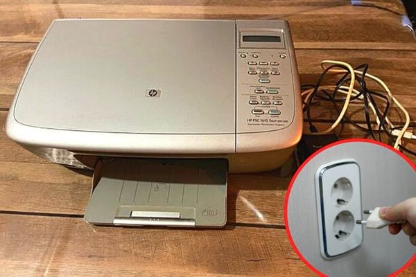 Une imprimante grise qui se débranche