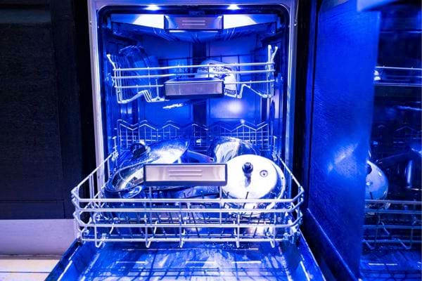 Un lave-vaisselle avec des lumières bleues 