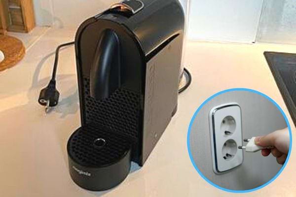 Une machine à café noire qui se débranche 