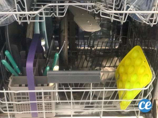 Un lave-vaisselle contenant un moule vert 
