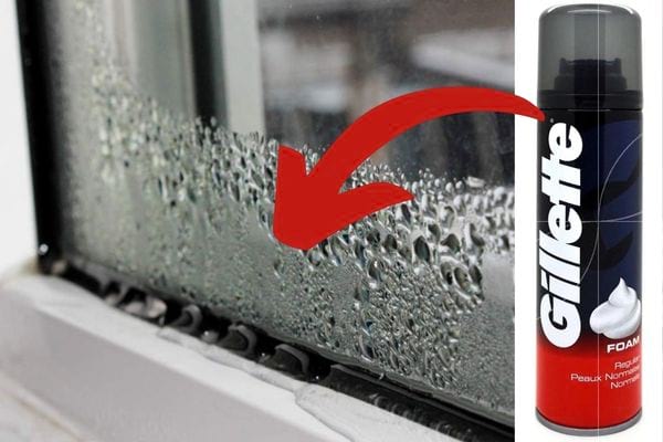 De la mousse à raser Gillette sur une vitre avec de la buée 