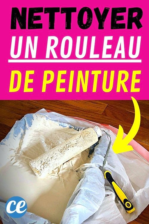 rouleau de peinture bleu nettoyé dans un évier à l'eau