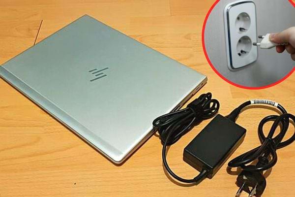 Un ordinateur portable gris qui se débranche 