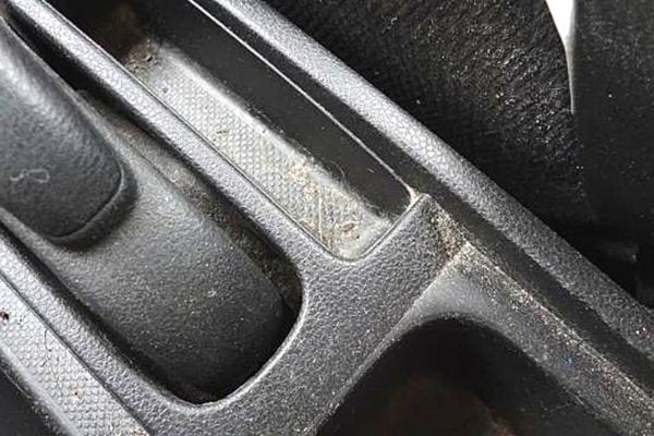 Voiture sale avec de la poussière