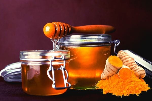 Du miel avec du curcuma pour lutter contre l'ostéoporose