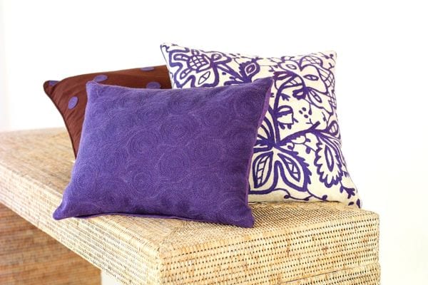 Plusieurs coussins violets posé l'un sur l'autre