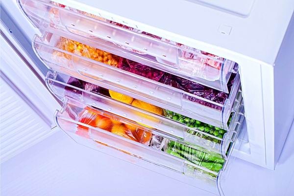 Plusieurs tiroirs dans un congélateur