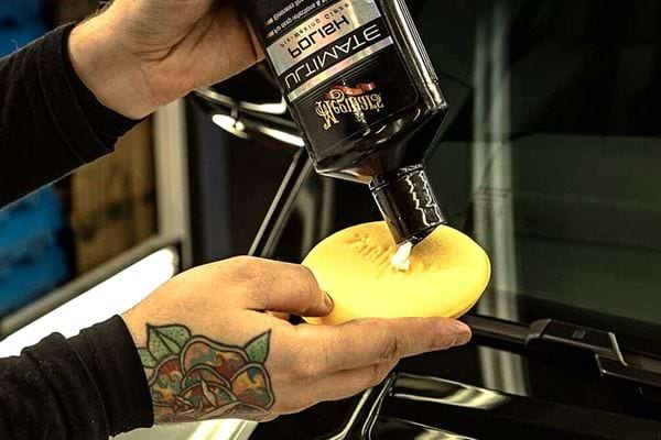 Du polish sur une pierre d'argile 