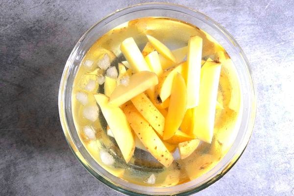 Des morceaux de pommes de terres dans de l'eau froide 