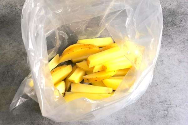 Des pommes de terres dans un sac de congélation 