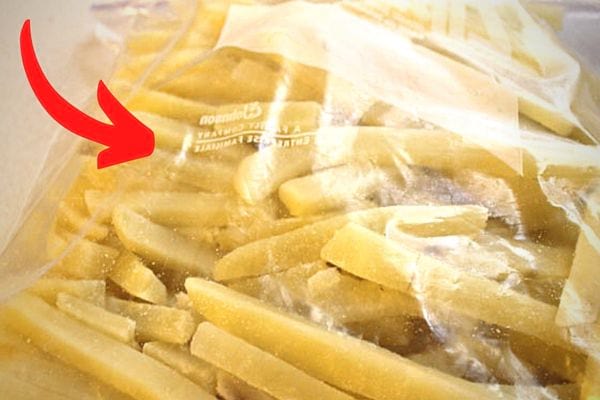 Des pommes de terre congelées dans un sac congélation