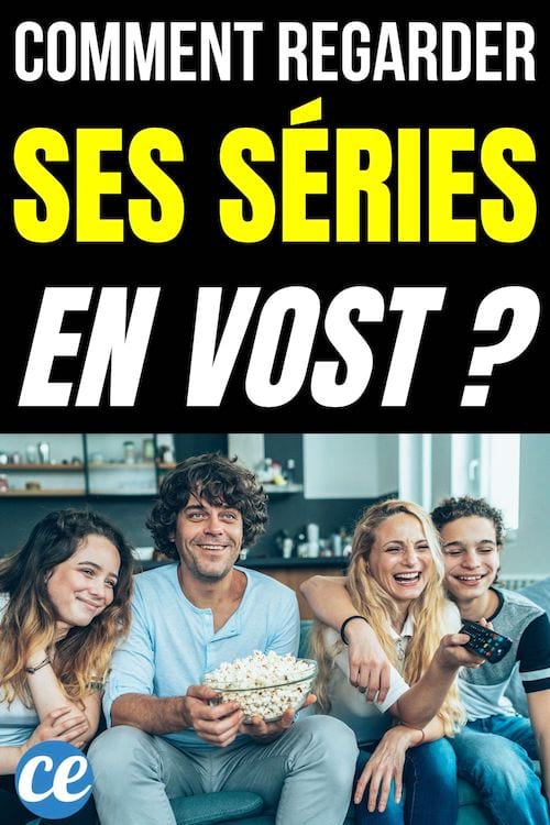 un groupe de jeune adultes regardent la télé avec du pop corn et une télécommande