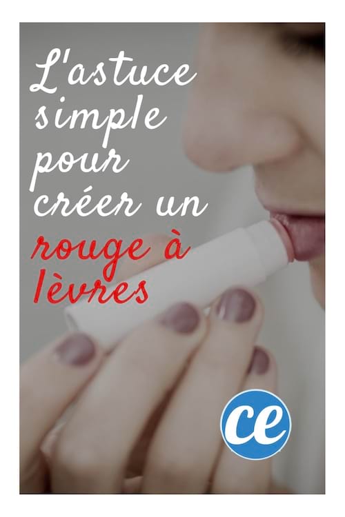 une femme se met un rouge à lèvres sur les lèvres